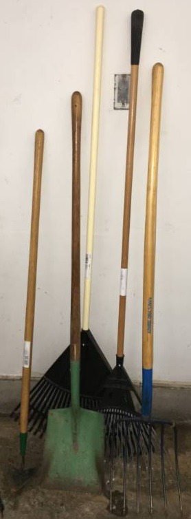lot 20 image: Yard Tools