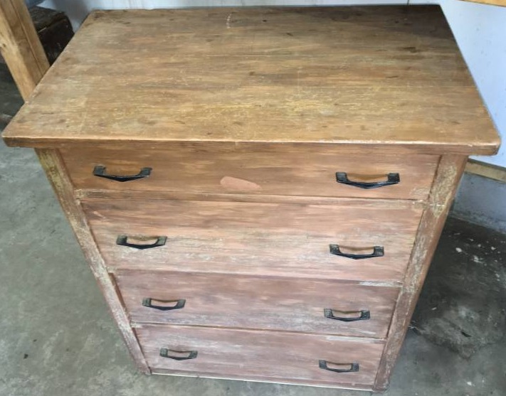 lot 33 image: Dresser