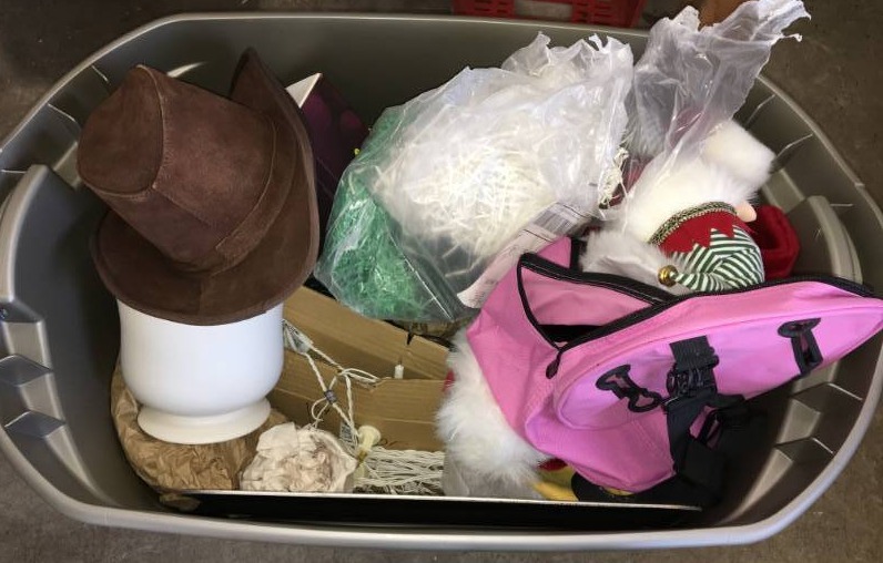 lot 41 image: Assorted Housewares and Holiday Dcor