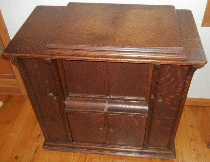 lot 93 image: Vintage Sewing Machine Table