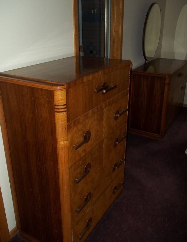 lot 99 image: Dresser Set