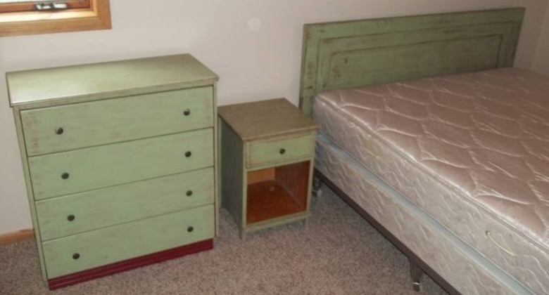 lot 106 image: Bedroom Set