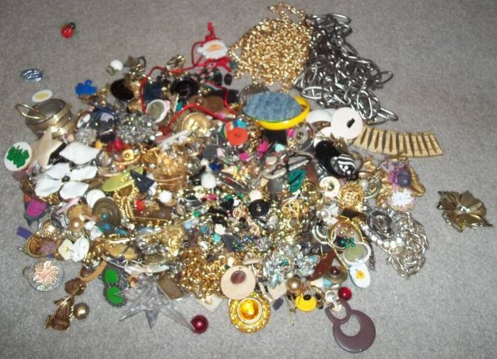 lot 120 image: Junk Jewelry Pieces