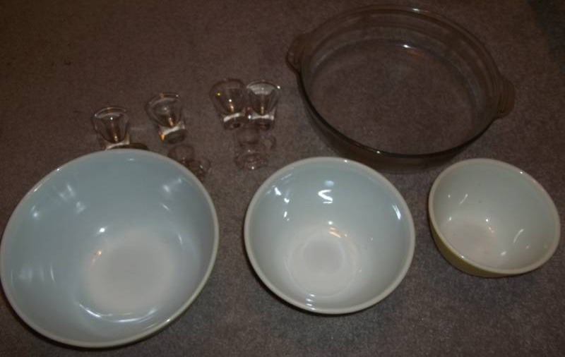 lot 146 image: Vintage Pyrex Bowls and More