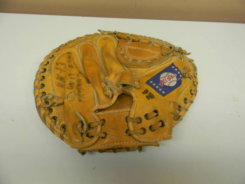 lot 6 image: VINTAGE DICK SIEBERT U OF MINN. ALL-STAR CATCHERS MITT PROFESSIONAL MODEL - VERY RARE - SEE PITCHERS