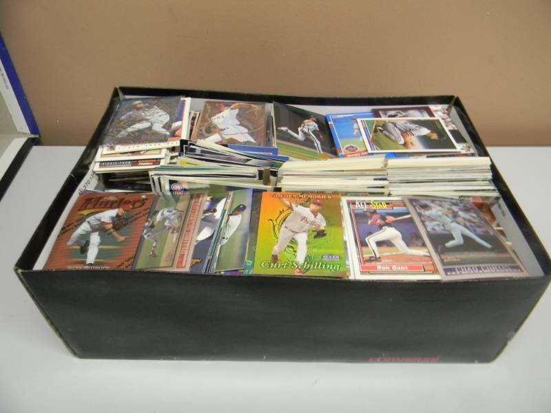lot 9 image: LARGE BOX FULL OF 1980s-90s BASEBALL CARDS - SOME GREAT CARDS - SEE PICTURES