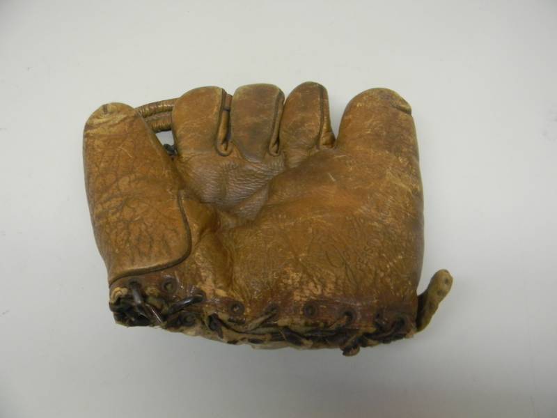 lot 19 image: VINTAGEANTIQUE - JOE GORDON MARATHON PERSONAL MODEL BASEBALL GLOVE - VERY COOL - SEE PICTURES