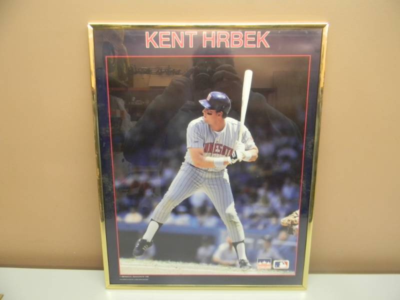 lot 22 image: VINTAGE 1988 KENT HRBEK MLB STARLINE FRAMED PRINT - APPROX 16 BY 20 SEE PICTURES
