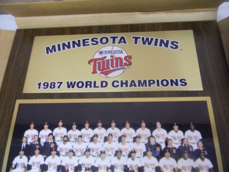 lot 24 image: VINTAGE OFFICIAL MLB 1987 WORLD SERIES CHAMPIONS PLAQUE - NEW IN BOX - NEVER OUT OF BOX - APPROX 16 BY 13 - SEE PICTURES