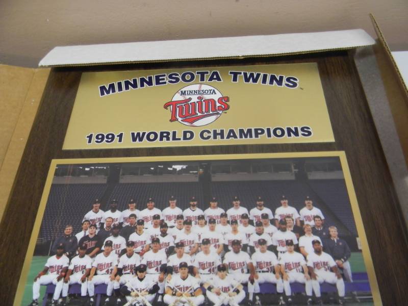 lot 25 image: VINTAGE OFFICIAL MLB 1991 WORLD SERIES CHAMPIONS PLAQUE - NEW IN BOX - NEVER OUT OF BOX - APPROX 16 BY 13 - SEE PICTURES