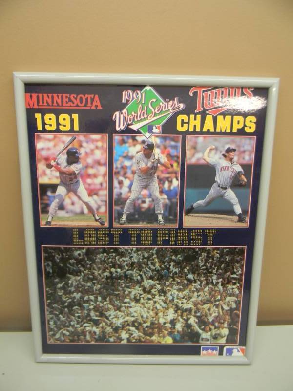 lot 31 image: VINTAGE 1991 MINNESOTA TWINS WORLD CHAMPIONS FRAMED MLB STARLINE PRINT - APPROX 16 BY 21 - SEE PICTURES