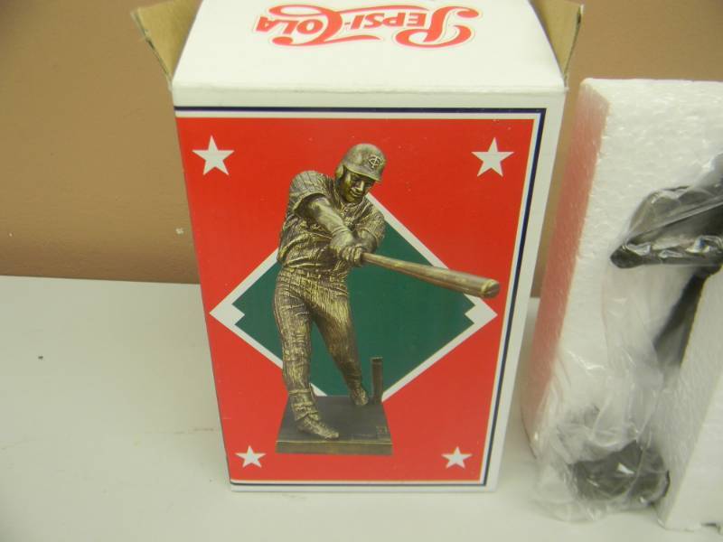 lot 34 image: JOE MAUER BRONZE STATUE REPLICA, NEW IN BOX - Minnesota Twins - GREAT PIECE - SEE PICTURES