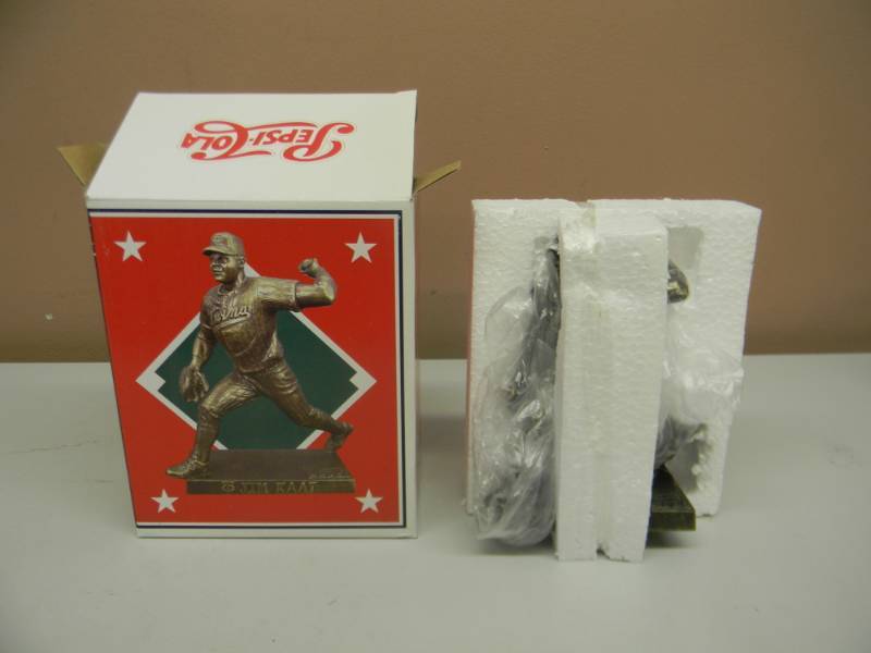 lot 35 image: JIM KAAT BRONZE STATUE REPLICA, NEW IN BOX - Minnesota Twins - GREAT PIECE - SEE PICTURES