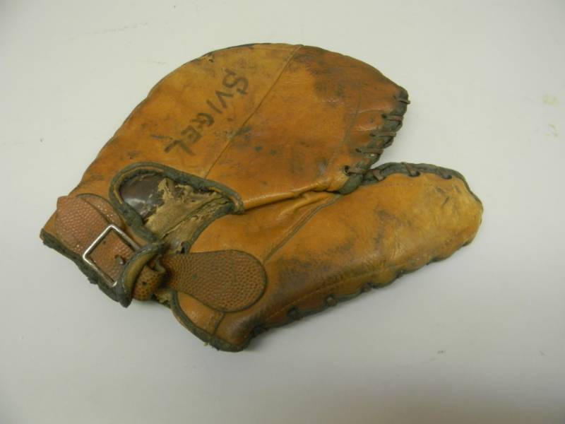 lot 38 image: VINTAGEANTIQUE RARE GENUINE HORSEHIDE SPORTSMAN 260 BASEBALL GLOVE - SEE PICTURES