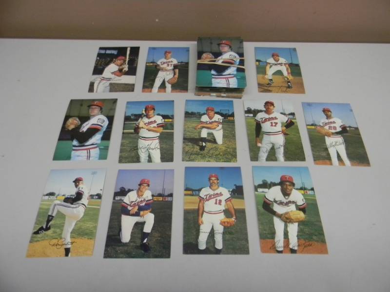 lot 45 image: VINTAGE 1982 MINNESOTA TWINS POSTCARD PHOTOS - OVER 120 - NICE - SEE PICTURES