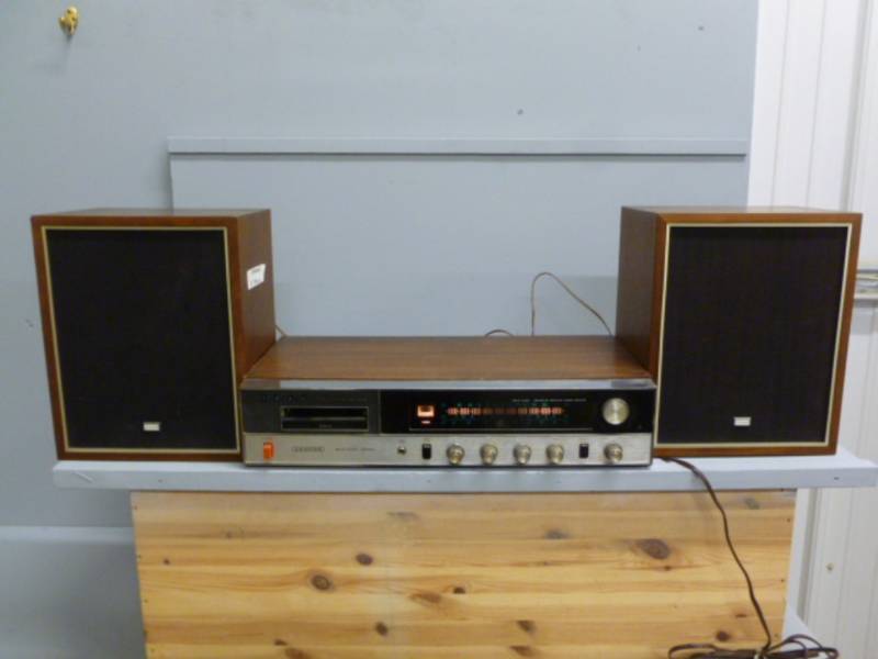 lot 4 image: Vintage Stereo System