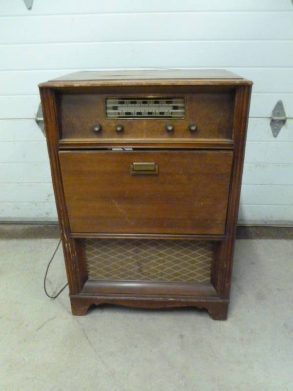 lot 21 image: Vintage Philco Floor Radio