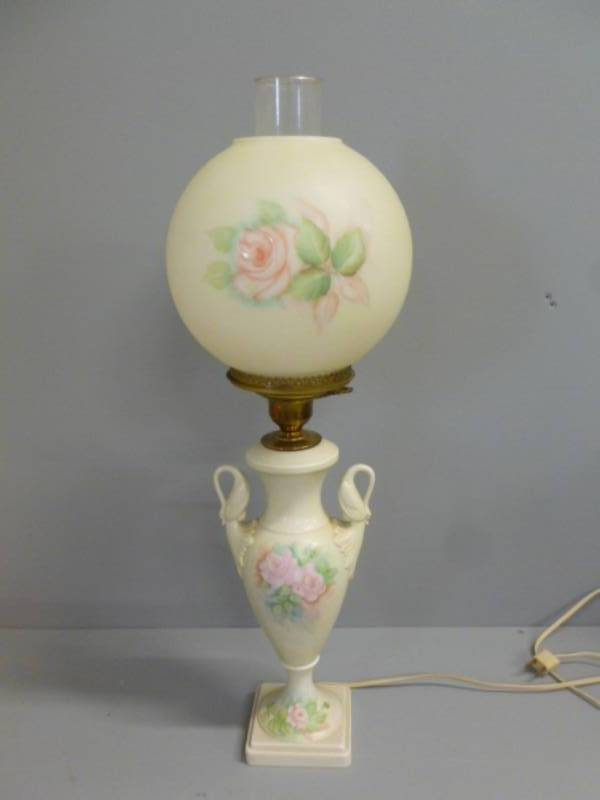 lot 30 image: Vintage Lamp