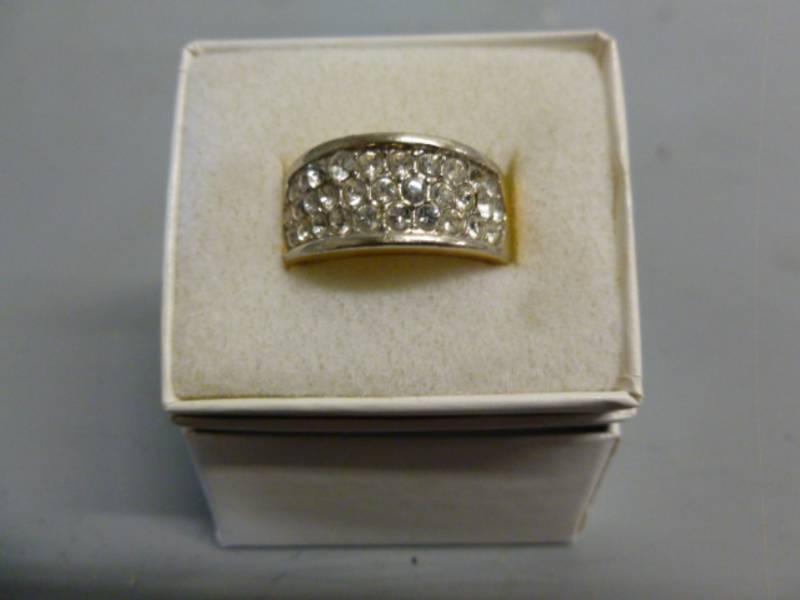 lot 94 image: Ladies Ring