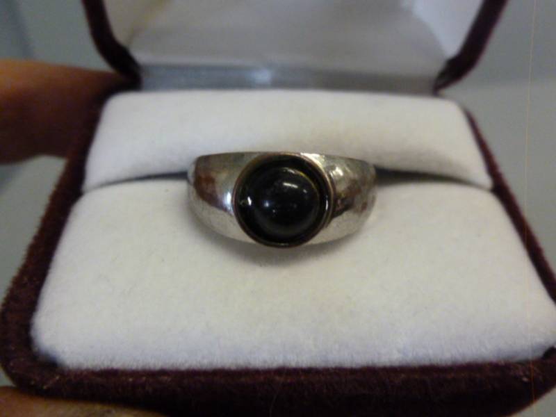 lot 96 image: Ladies Ring