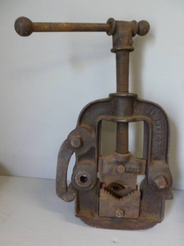 lot 131 image: Vintage Pipe Vise