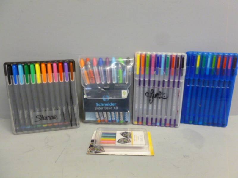 lot 177 image: Art Set