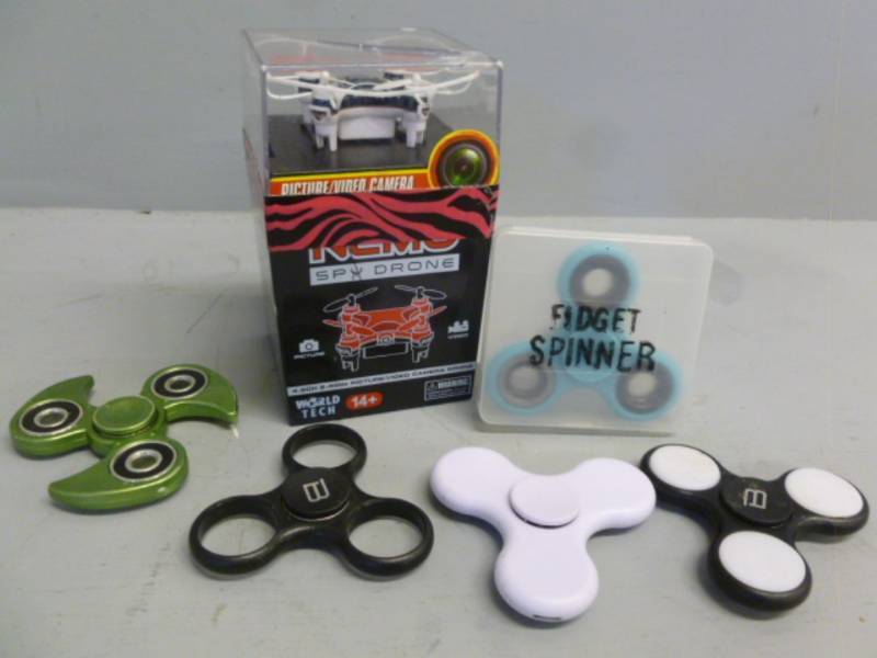 lot 185 image: Fidget Spinners