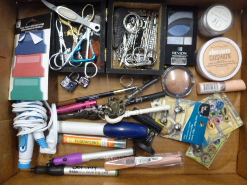 lot 187 image: Grooming Items