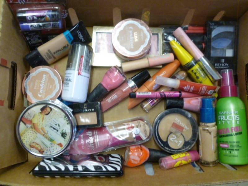 lot 188 image: Makeup