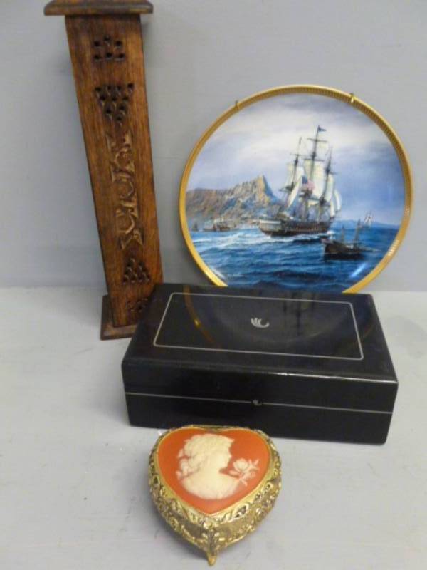 lot 192 image: Decorative