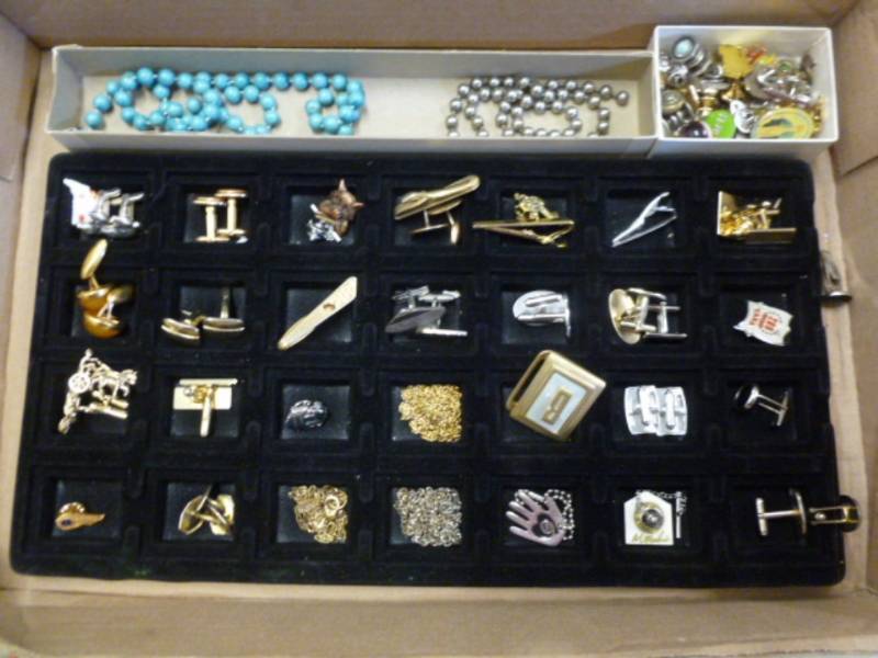 lot 224 image: Jewelry