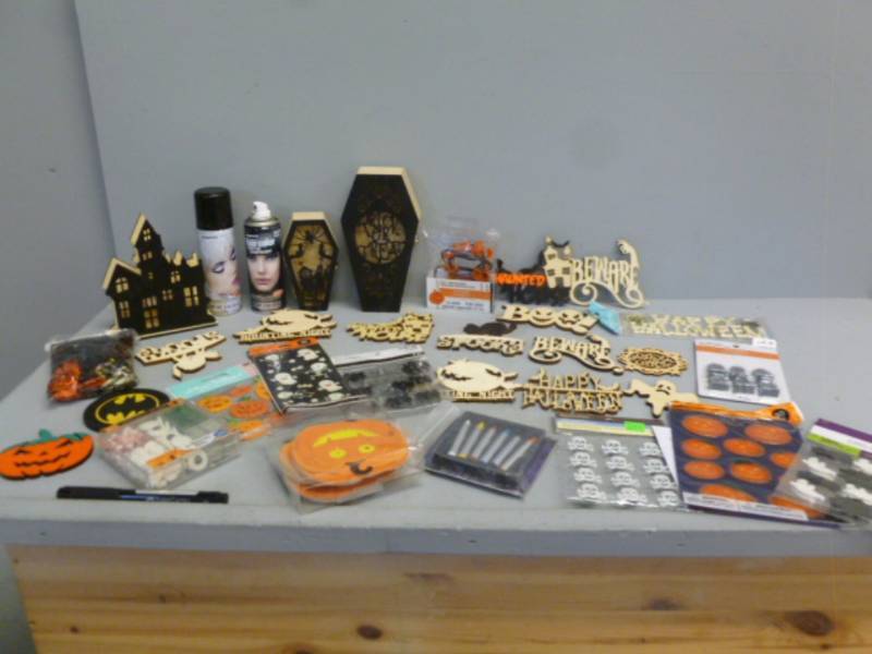 lot 302 image: Halloween Items