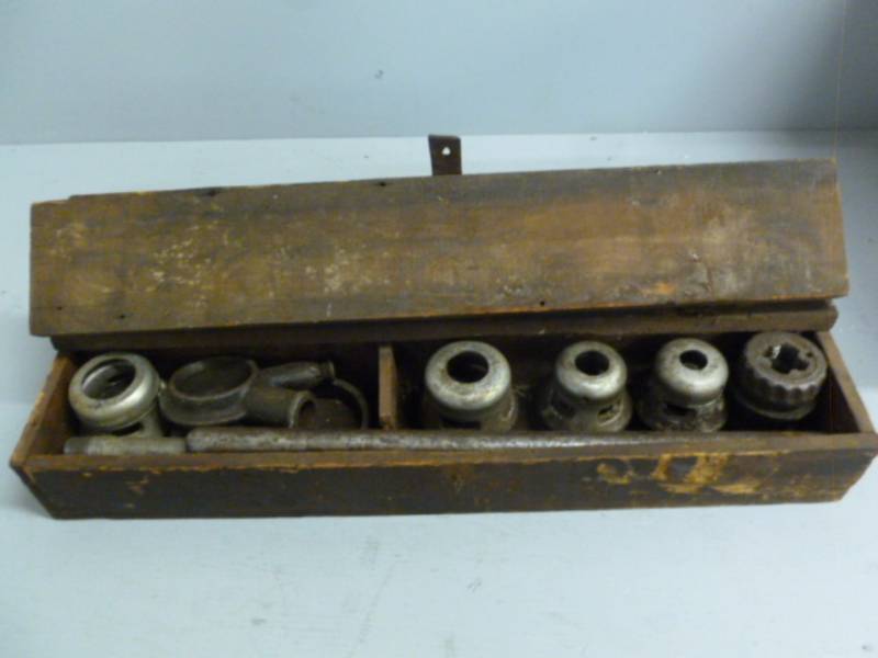 lot 342 image: Vintage Threading Set