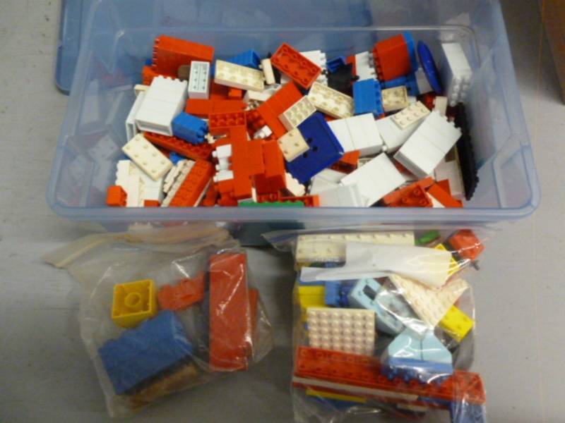 lot 365 image: Legos