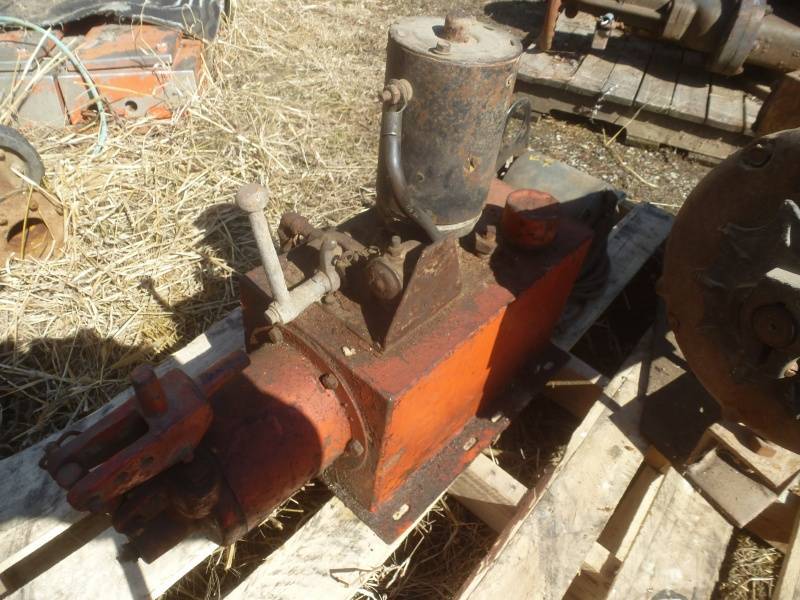 lot 41 image: Manual Hydraulic Pump Conveyor