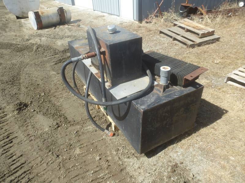 lot 61 image: Truck Auxiliary Fuel Tank & Wet Kit Tank