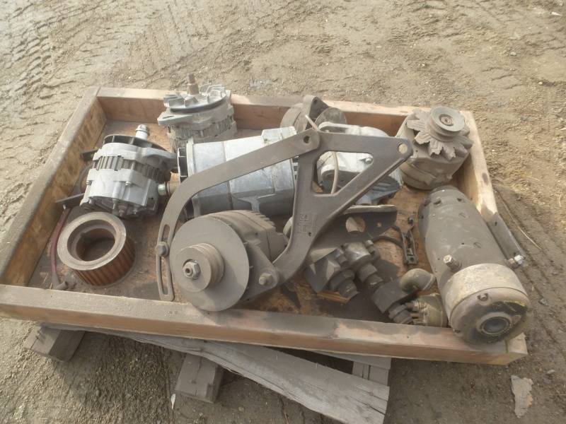 lot 27 image: 12V Alternator Cores