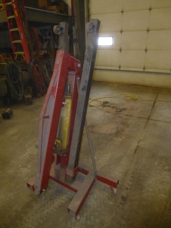 lot 30 image: Wisdom Engine Hoist- Cherry Picker