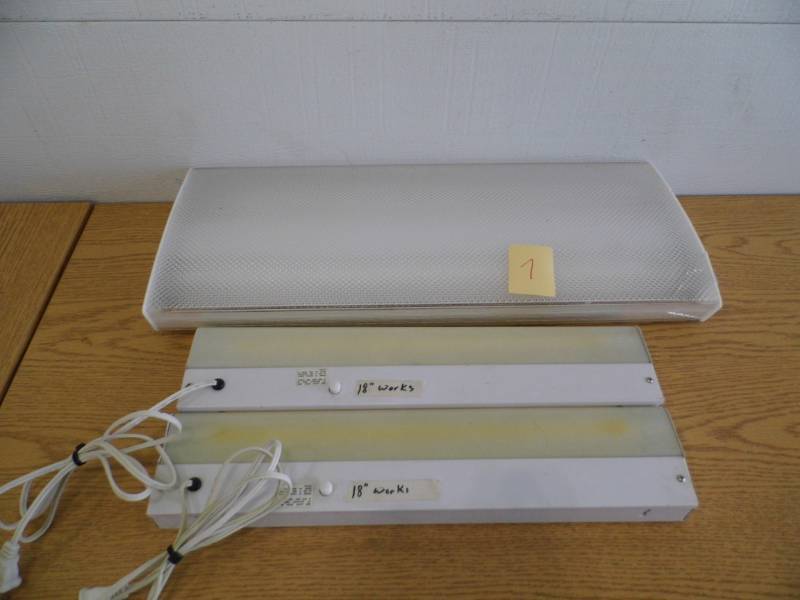 lot 7 image: Lot of 3 Light Fixtures
