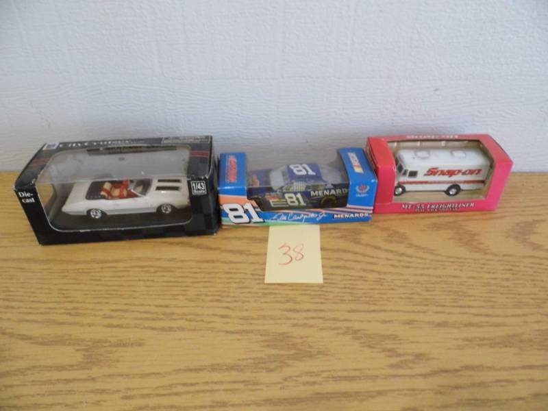 lot 38 image: Lot of 3 Diecast Vehicles