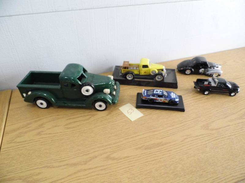 lot 53 image: Lot of 5 Diecast Vehicles