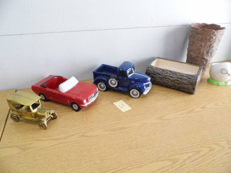 lot 68 image: Planters - Vase