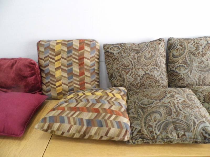 lot 104 image: Throw Pillows