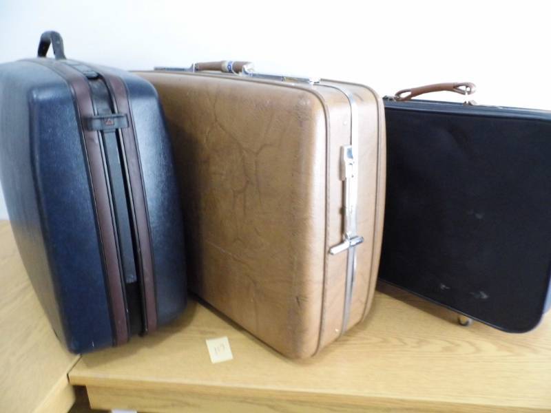 lot 109 image: Lot of 3 Suitcases