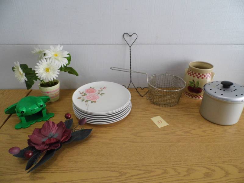 lot 113 image: Kitchen Items