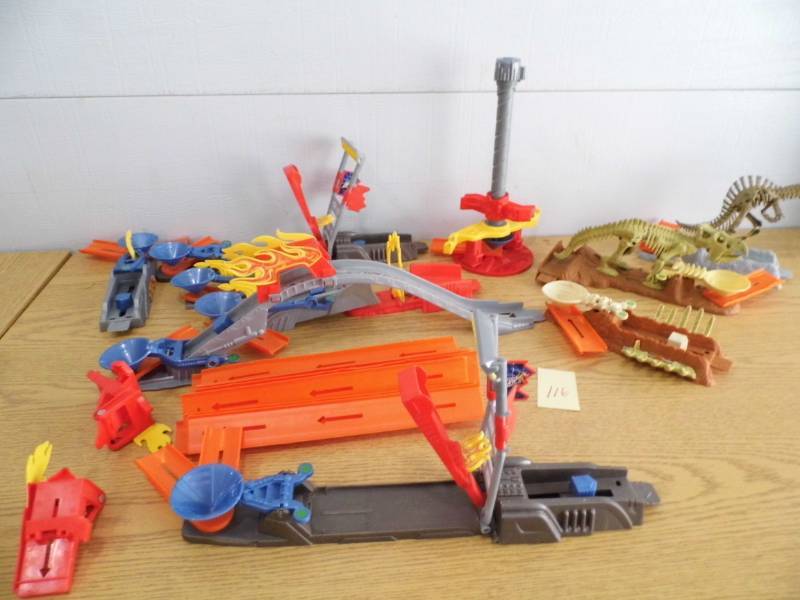 lot 116 image: Hotwheels Track Set