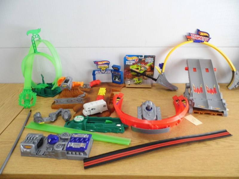 lot 117 image: Hotwheels Track Set