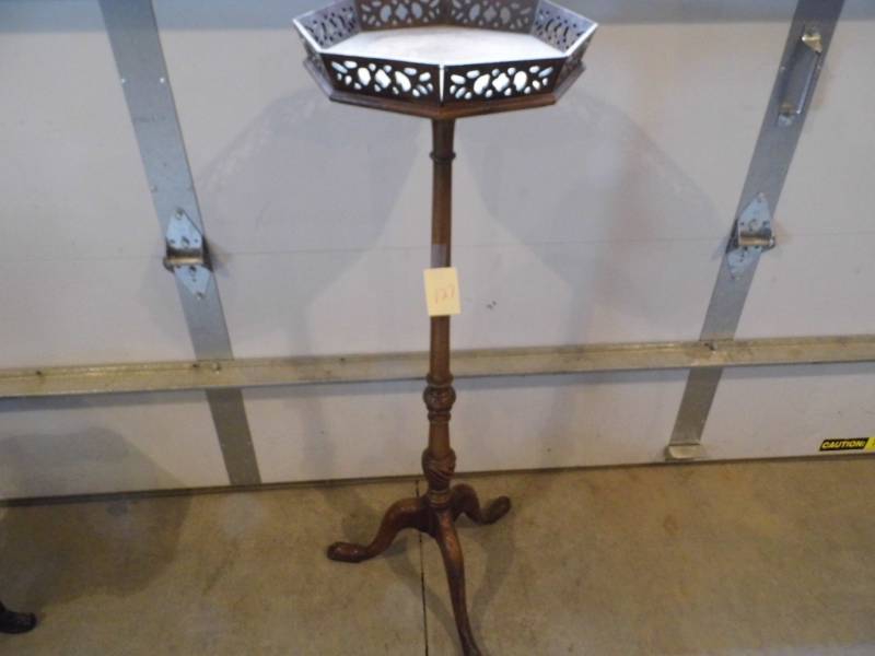 lot 127 image: Antique Pedestal Stand