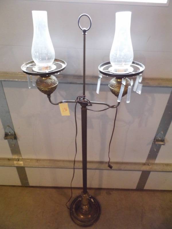 lot 136 image: Brass Floor Lamp