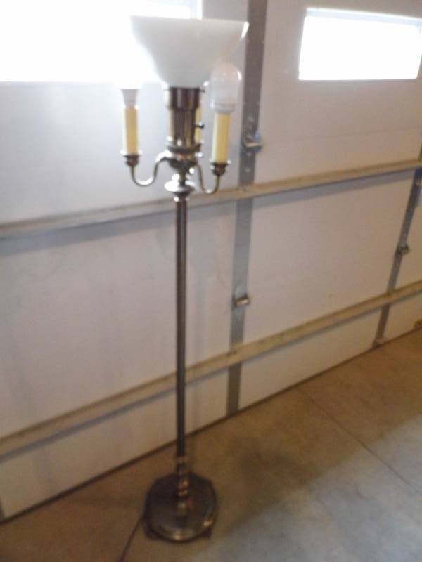 lot 137 image: Brass Floor Lamp